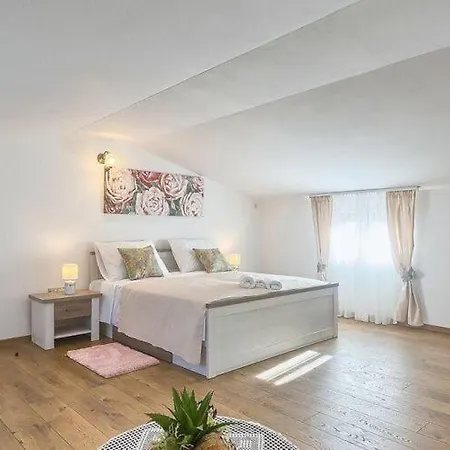 Barduni In Apartment *
